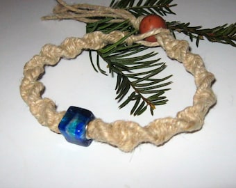 Collar de cáñamo, pieza central de cristal azul verdoso, estilo minimalista.