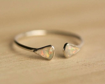 White Fire Opal Ring in Gold//Opal Ring//Gold Silver Opal Ring//Gold Opal Ring//Yellow Gold Opal Ring//White Opal Ring