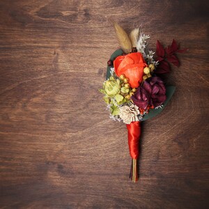 Hochzeit im Herbst Anstecksträußchen des Bräutigams gebrannt orange braun weinrot getrocknete Blumen Gräser Herbsthochzeit konservierte Eukalyptus Reisblumen