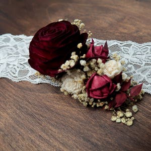 Haarspange mit burgunderroter Rose konserviertes Schleierkraut Alternative Braut Sola Flower Haarschmuck Kastanienbraun Haarschmuck Braut Accessoire Gothic