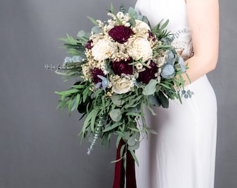 Ramo de novia de eucalipto estilo bohemio con flores de Sola Flor y vino burdeos
