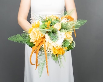 Ramo de novia tropical naranja: proteas artificiales, suculentas y palmeras
