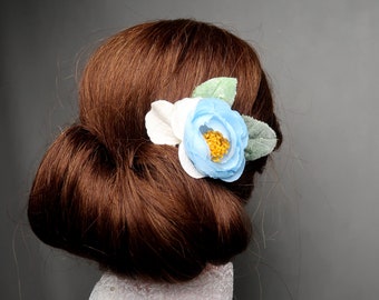 Pastelblauwe bruiloft haar bobby pin wit groen koud groen rustieke zijden bloemen pioenroos ranunculus hortensia stoffige molenaar haarstukje bruids