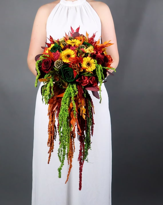 Bouquet da sposa a cascata in colori autunnali con veri fiori stabilizzati  e vegetazione, rose gialle rosse verdi girasoli lunghi amaranto, realistico  -  Italia