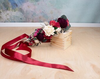 Couronne florale de mariée de fleurs de sola aux couleurs vives, nuances de rouge et de vin, eucalyptus naturel préservé, postiche de mariage bohème, mariée bohème