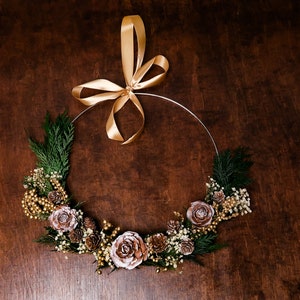 Modern elegant winter wreath, gold Christmas wedding decoration pine cones real greenery baby&#39;s breath, woodland hoop bridesmaid bouquet