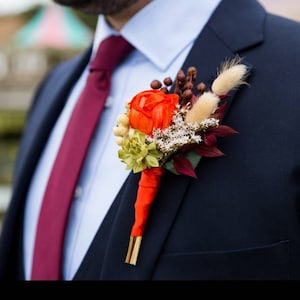 Gebrannte Orange Groomsman Boutonniere Herbsthochzeit braun Burgunder getrocknete Blumen Gräser Herbsthochzeit