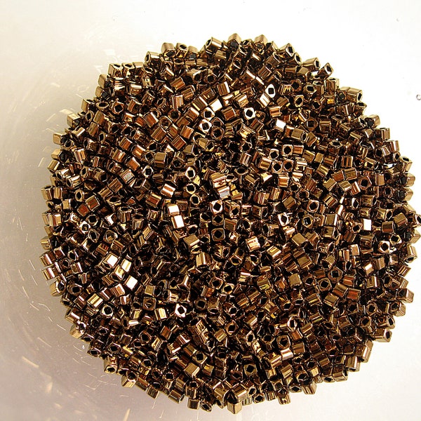 Perles de rocaille en verre cube Toho bronze 1.5mm Lot de 8g