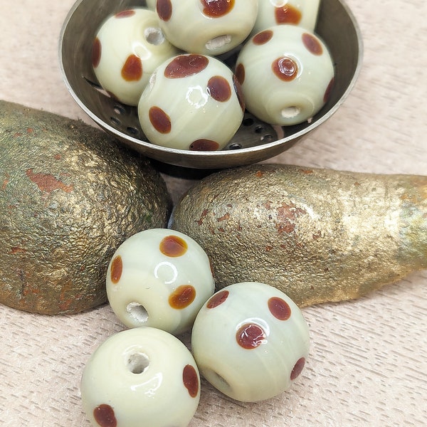 Perles en verre artisanal ronde beige à pois marron 18mm Lot de 2 perles