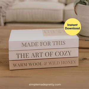 Può includere: Tre libri decorativi impilati su una superficie di legno. Il libro in alto è bianco con la scritta "MADE FOR THIS". Il libro centrale è beige chiaro con la scritta "THE ART OF COZY". Il libro in basso è marrone chiaro con la scritta "WARM WOOL & WILD HONEY". Un cerchio giallo con "Instant Download" in alto a destra.