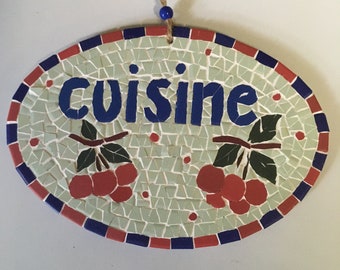 Plaque de porte en mosaïque: "Cuisine ". Deux poignées de cerises bien mûres et cordelette de fixation sur un support en bois peint.