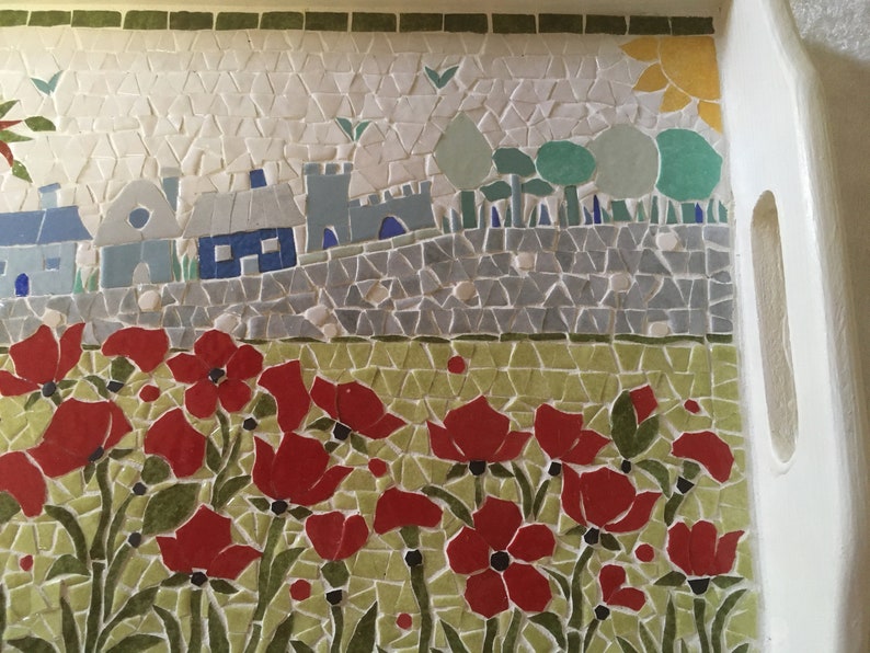 Plateau en mosaïque: scène d'été. Champ de coquelicots et silhouette d'un village en arrière plan. Support bois verni . 30cm x20cm. image 7