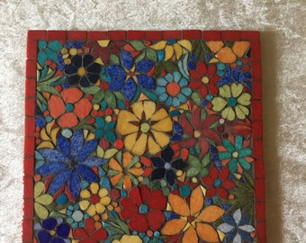 Dessous de plat en mosaïque: parterre de fleurs multicolores sur carreau de faïence; 15cmx15cm.