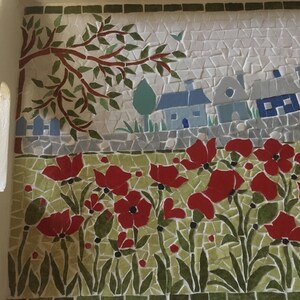 Plateau en mosaïque: scène d'été. Champ de coquelicots et silhouette d'un village en arrière plan. Support bois verni . 30cm x20cm. image 8