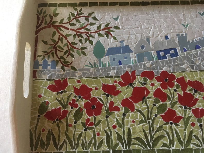 Plateau en mosaïque: scène d'été. Champ de coquelicots et silhouette d'un village en arrière plan. Support bois verni . 30cm x20cm. image 8