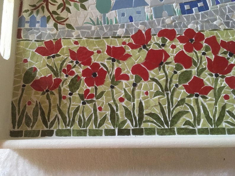 Plateau en mosaïque: scène d'été. Champ de coquelicots et silhouette d'un village en arrière plan. Support bois verni . 30cm x20cm. image 5