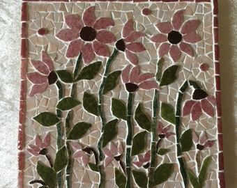 Dessous de plat en mosaïque: champ de tournesols rosés , 15cmx15cm sur un carreau de faïence.
