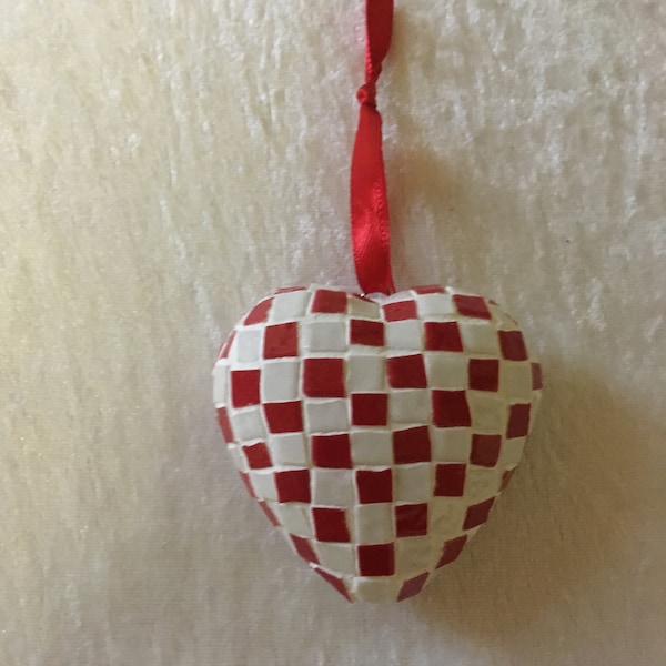 Petit coeur en mosaïque à suspendre : carrelage rouge et blanc. 6,5cmx7cm , support en polystyrène