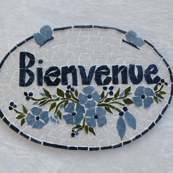 Plaque de porte: Bienvenue.  Guirlande de fleurs bleues et deux papillons