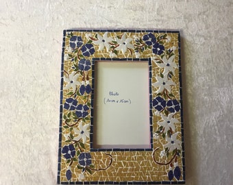 Cadre photo en mosaïque: guirlande de fleurs blanches et bleu givré sur fond doré métallisé. 24cmx19cm. Support bois . A poser.