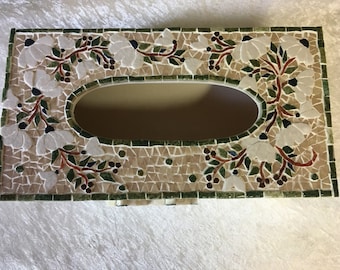 Mosaïque: boite à mouchoirs . Guirlande de fleurs blanches sur fond écru. 25cm x14cm