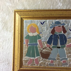 Tablero de fotos en mosaico. Tres niños regresan de la playa. Formato de foto en marco dorado vintage: 19cmx14cm + gancho de montaje. imagen 2
