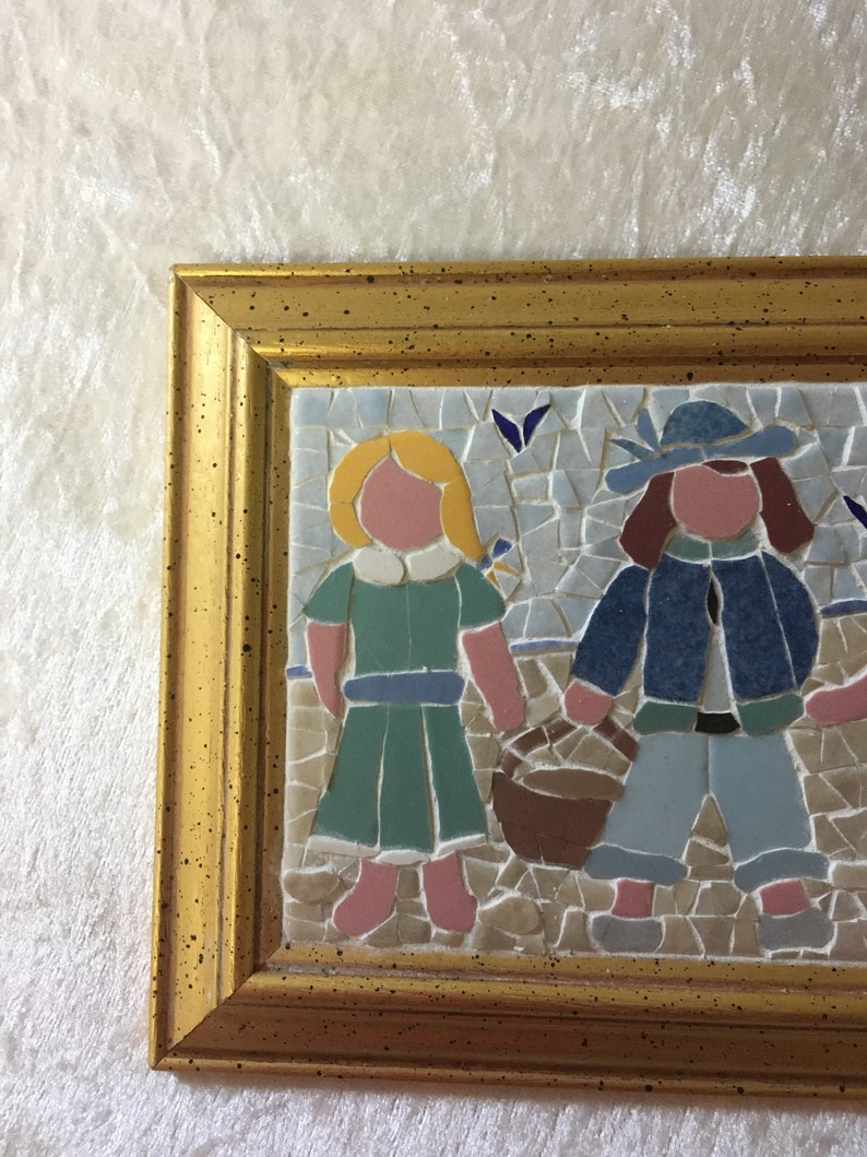 Tablero de fotos en mosaico. Tres niños regresan de la playa. Formato de foto en marco dorado vintage: 19cmx14cm + gancho de montaje. imagen 2