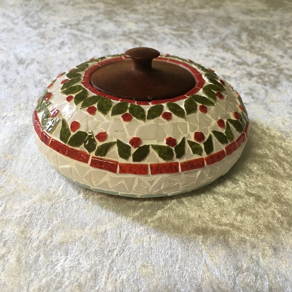 Boîte à bijoux en mosaïque en forme de boule : plate bande de feuilles et de petits fruits , support bois en ronce de thuya. Diamètre 11cm.