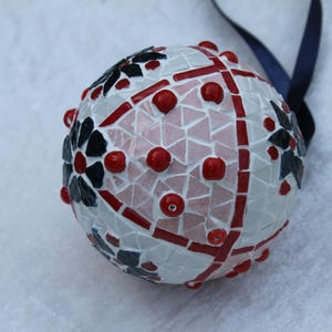 Bola de la Navidad en mosaico para suspender con cinta azul. imagen 3