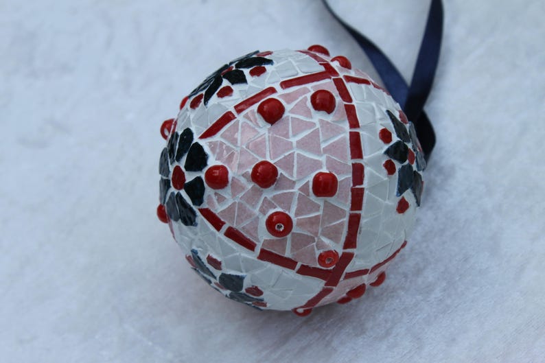 Bola de la Navidad en mosaico para suspender con cinta azul. imagen 3