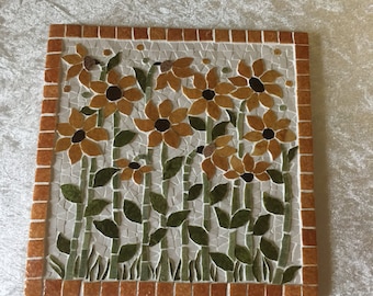 Dessous de plat en mosaïque: champ de tournesols en été. 20cmx20cm sur plaque de faïence.