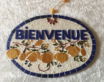 Plaque de porte "Bienvenue" réalisée en mosaïque. Guirlande d'anémones jaunes avec cordelette d'accrochage.