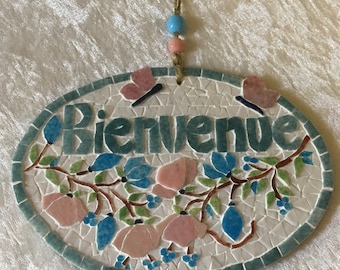 Plaque de porte en mosaïque: "Bienvenue. "Guirlande d'anémones roses et crocus bleus avec cordelette de fixation sur support en bois peint.