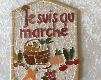 Plaque :  "Je suis au marché" réalisée en mosaïque et montée sur un support en bois peint , 13,5cmx20cm avec cordelette d'accrochage