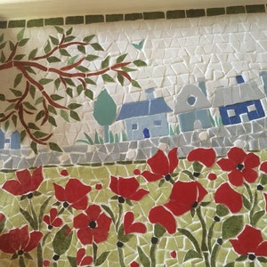 Plateau en mosaïque: scène d'été. Champ de coquelicots et silhouette d'un village en arrière plan. Support bois verni . 30cm x20cm. image 9