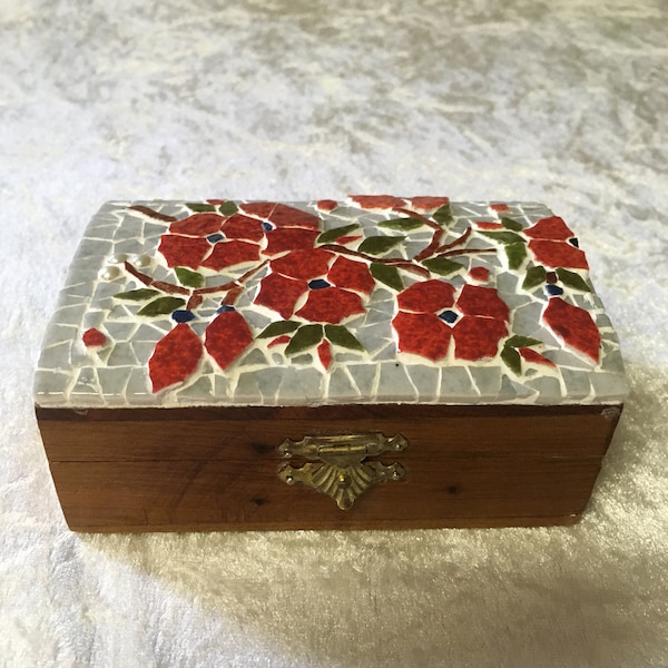 Mosaic jewelry box, 11cmx7cm: red flowers in relief on a gray background. Cedar root wood support, felt interior.