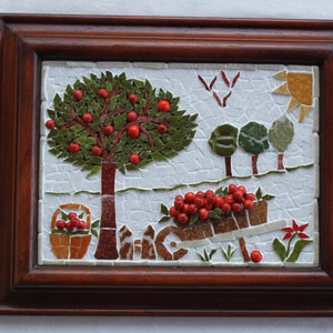 Mosaikmalerei. Sommergarten: Apfelbaum und Schubkarre voller Äpfel.