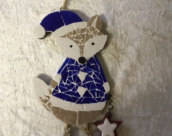 Renard bleu fantaisie à bonnet en mosaïque.15cm x8cm. Support bois. A suspendre ou à accrocher.