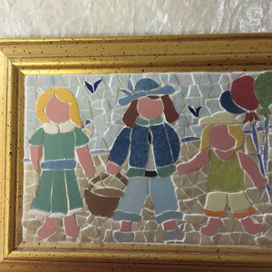 Puede incluir: Una obra de arte de mosaico enmarcada que representa a tres ni&ntilde;os tomados de la mano. Los ni&ntilde;os visten ropa colorida y est&aacute;n de pie sobre un fondo de mosaico. La obra est&aacute; enmarcada en un marco dorado.