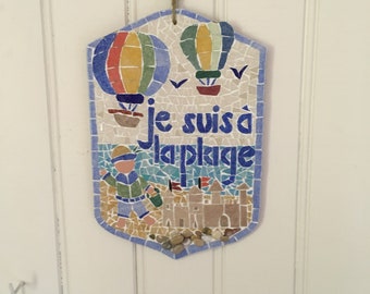 Plaque de porte mosaïque: "Je suis à la plage", décor marin. Deux Montgolfières,un enfant et un château de sable. Cordelette d'accrochage .