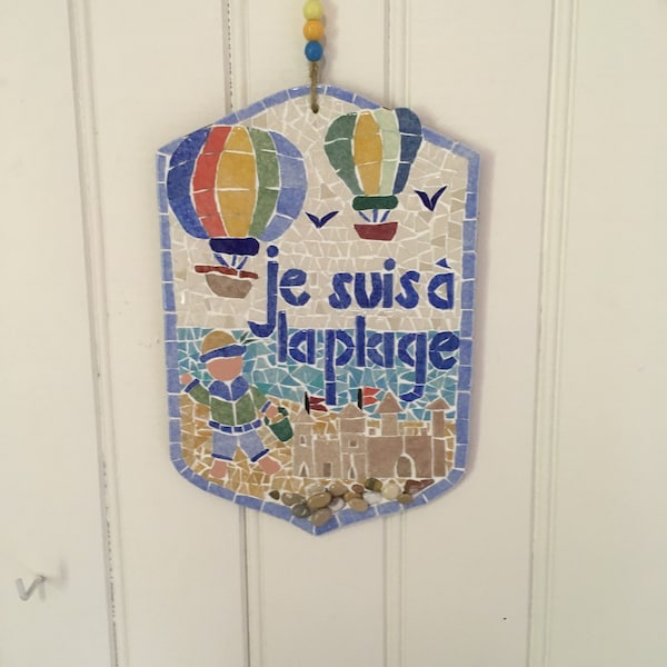 Plaque de porte mosaïque: "Je suis à la plage", décor marin. Deux Montgolfières,un enfant et un château de sable. Cordelette d'accrochage .