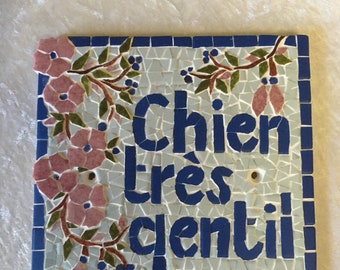 Plaque en mosaïque: "Chien très gentil " sur carreau de faïence . 15cmx15cm. Deux trous pour la fixation.