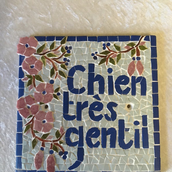 Plaque en mosaïque: "Chien très gentil " sur carreau de faïence . 15cmx15cm. Deux trous pour la fixation.