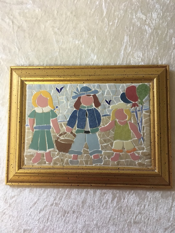 Tableau photo en mosaïque. Trois enfants reviennent de la plage. Format photo dans un cadre doré vintage : 19cmx14cm + crochet de fixation.