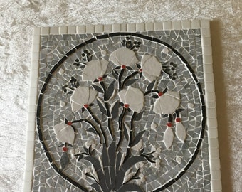 Dessous de plat en mosaïque : bouquet d'anémones en noir et blanc sur carreau de faïence. 20cmx20cm.