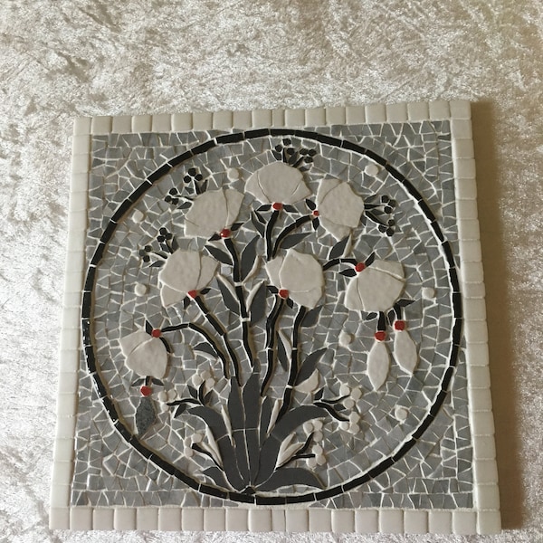 Dessous de plat en mosaïque : bouquet d'anémones en noir et blanc sur carreau de faïence. 20cmx20cm.