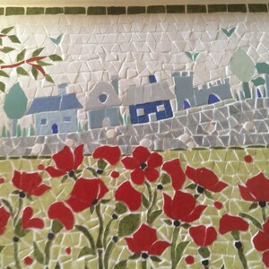 Plateau en mosaïque: scène d'été. Champ de coquelicots et silhouette d'un village en arrière plan. Support bois verni . 30cm x20cm. image 6