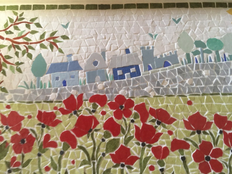 Plateau en mosaïque: scène d'été. Champ de coquelicots et silhouette d'un village en arrière plan. Support bois verni . 30cm x20cm. image 6