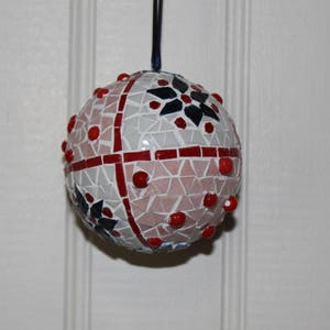 Bola de la Navidad en mosaico para suspender con cinta azul. imagen 2