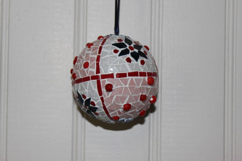 Bola de la Navidad en mosaico para suspender con cinta azul. imagen 2